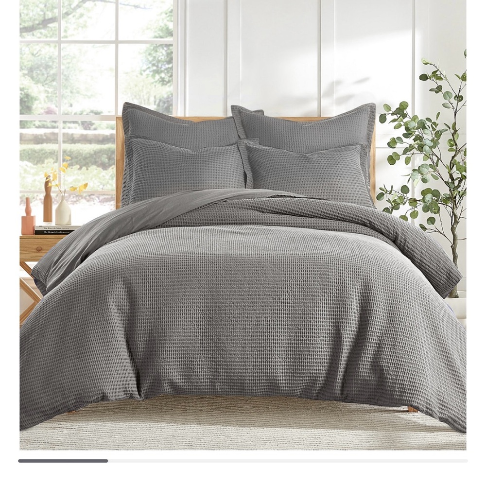 Navy Blue, Waflle quilt Set. I have a duvet set size QUEEN & KING... - Picture 2 of 8